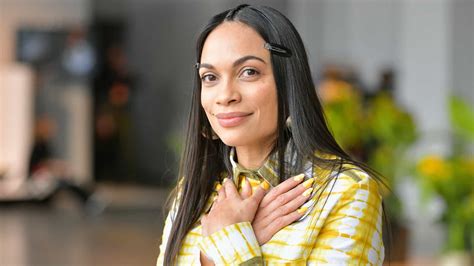 Atriz Rosario Dawson publica vídeo de topless para celebrar